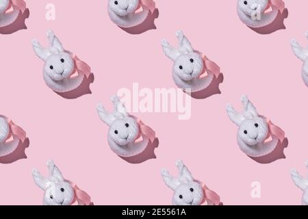 Ostern Frühling Grußkarte mit Kaninchen Hase auf rosa Hintergrund. Umweltverschmutzung. Nahtloses Muster. Geeignet für Tapeten, Textilien, Poster, Cover Stockfoto