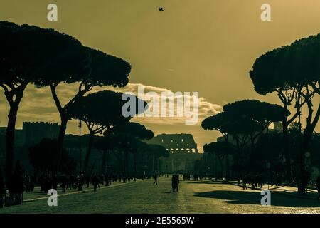 Rom, die Hauptstadt Italiens, ist eine kosmopolitische Großstadt, die fast 3.000 Jahre Kunstgeschichte, Architektur und Kultur vorherweisen kann. Stockfoto