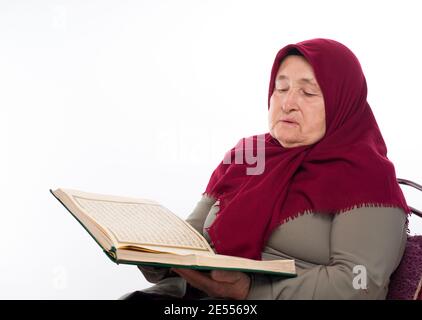 Alte Türkin beim Lesen des Quran Stockfoto