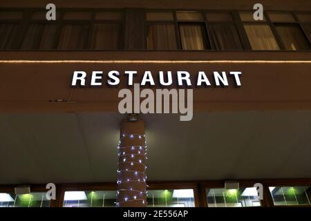 Blick auf das leuchtende Schild des Restaurants in der Nacht Stockfoto