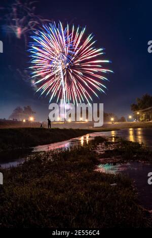 Prattville, Alabama, USA - 4. Juli 2017: Feuerwerk zum Unabhängigkeitstag vom Autauga Creek in Prattville aus gesehen. Stockfoto