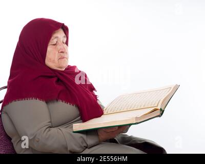 Alte Türkin beim Lesen des Quran Stockfoto