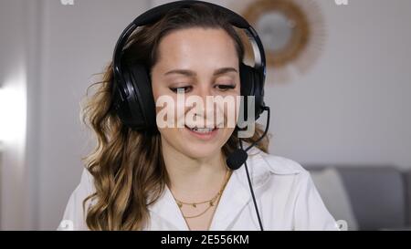 Junge Frau arbeitet in einem Callcenter Stockfoto