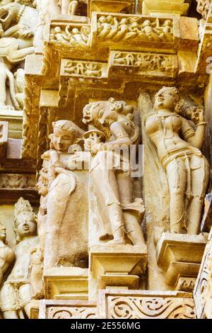 Khajuraho, Madhya Pradesh, Indien : Surasundari (himmlische Schönheit) Reliefschnitzereien im Lakshmana Tempel der westlichen Gruppe der UNESCO Welt Er Stockfoto