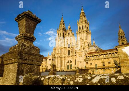 Santiago de Compostela, A Coruña Provinz, Galicien, Spanien - 12. Februar 2020 : barocke Fassade der Kathedrale auf dem Obradoiro Platz. Die Cathedr Stockfoto