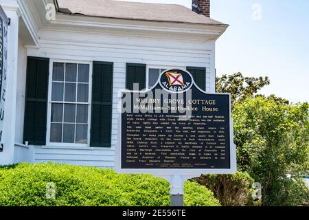 Prattville, Alabama, USA - 12. Mai 2018: Historische Markierung für Mulbry Grove Cottage vor dem Prattaugan Museum an der Hauptstraße in Prattville. Stockfoto