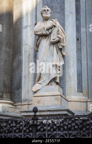 Statue auf einer Fassade von Römisch-katholische Kathedrale von St. Agatha am Cathedral Square in Stadt Catania, Sizilien, Italien Stockfoto