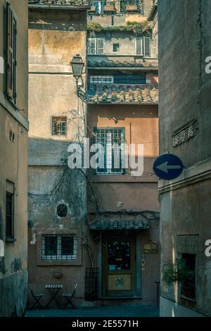 Rom, die Hauptstadt Italiens, ist eine kosmopolitische Großstadt, die fast 3.000 Jahre Kunstgeschichte, Architektur und Kultur vorherweisen kann. Stockfoto