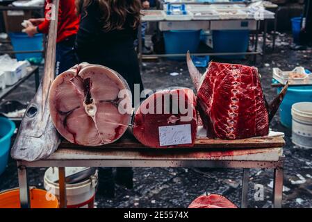 Stücke von Schwertfisch für den Verkauf auf berühmten alten Fischmarkt La Pescheria in Catania Stadt, östlich der Insel Sizilien, Italien genannt Stockfoto