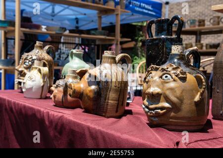 Prattville, Alabama, USA - 12. Mai 2018: Handgemachte Töpferwaren auf dem Prattville Cityfest am Stand eines Verkäufers. Stockfoto