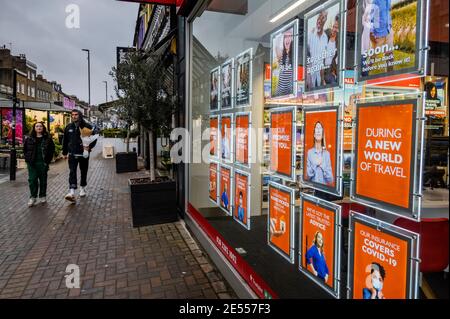 London, Großbritannien. Januar 2021. Das Flugzentrum ist geschlossen, fördert aber weiterhin internationale Reisen, trotz der bevorstehenden Änderungen der Bestimmungen für das Reiseverbot/die Quarantäne. Viele Einzelhandels- und Freizeiteinrichtungen haben seit Beginn der Pandemie geschlossen. Schwierige Zeiten für die Hauptstraße während der nationalen Lockdown 3. Die Anweisung der Regierung ist, dass alle zu Hause bleiben, um den Druck auf den NHS zu retten. Kredit: Guy Bell/Alamy Live Nachrichten Stockfoto