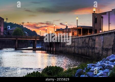 Ein HDR-Bild des Creekwalk und des Dammwasserfalls in Prattville, Alabama in der Abenddämmerung. Stockfoto