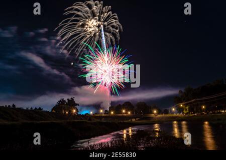 Prattville, Alabama, USA - 4. Juli 2017: Feuerwerk am 4. Juli mit Leuten, die sich entlang Autauga Creek aufgereiht haben, um es zu sehen. Stockfoto