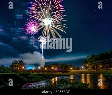 Prattville, Alabama, USA - 4. Juli 2017: Feuerwerk der Stadt zum Unabhängigkeitstag, vom Autauga Creek aus gesehen. Stockfoto