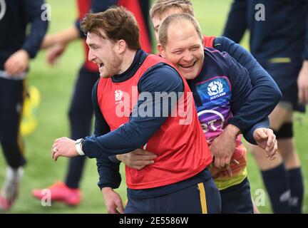 Oriam Sports Centre Riccarton, Edinburgh. Schottland, Großbritannien. Januar 21. Guinness Six Nation Matches Pic zeigt Captain Stuart Hogg (Exeter Chiefs.) in Angriff genommen von Willem Nel . Kredit: eric mccowat/Alamy Live Nachrichten Stockfoto