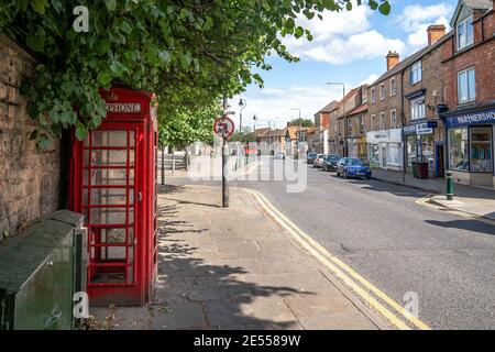 Mansfield Woodhouse Nottinghamshire April 2020 Straßenansicht mit Geschäften und Einzelhandelsgeschäfte Dorf Stadtzentrum ruhig keine Käufer schließen Schließungen So Stockfoto