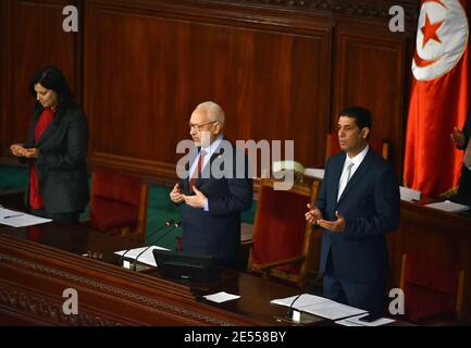 Premierminister Hichem Mechichi, (M) Stellvertretender Parlamentspräsident Tarek Fetiti und stellvertretender Sprecher der Versammlung der Volksvertreter (ARP), Samira Chaouachi, vertritt die Fatiha, oder die Gebete des verstorbenen Mehrzia Abidi MP und Mitglied der islamo-konservativen Partei, Der ehemalige Vize-Präsident des Parlaments markierte die tunesische Politik nach der Revolution von 2011 während der Plenarsitzung der Abstimmung über die Kabinettsumbildung in der Versammlung der Volksvertreter, die dem Regierungschef Hichem Mechichi folgte und elf neue Minister ernannte. Stockfoto