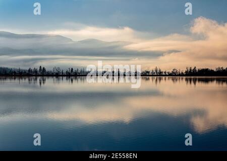 Sonnenaufgang über dem blauen Osoyoos See, Haynes Point in der Ferne, Okanagan Valley, British Columbia Kanada Stockfoto