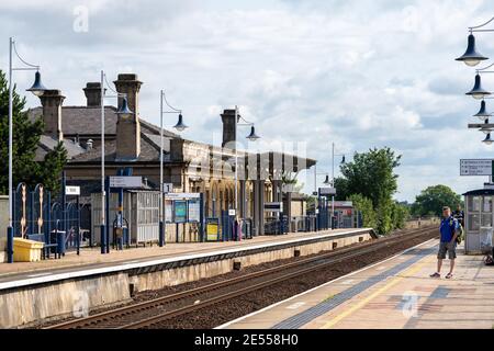 Mansfield Bahnhof Bahnsteig leer Lockdown keine Passagiere Menschen Robin Hood Line Station pendeln Nottingham warten auf Plattform wesentliche Reise Stockfoto