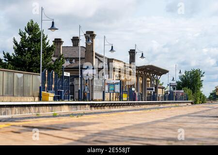 Mansfield Bahnhof Bahnsteig leer Lockdown keine Passagiere Menschen Robin Hood Line Station pendeln Nottingham warten auf Plattform wesentliche Reise Stockfoto