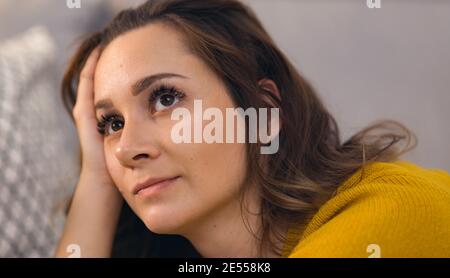 Junge hübsche Frau in Gedanken eingetaucht Stockfoto