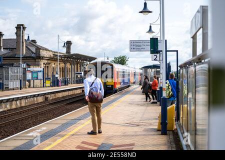 Mansfield Bahnhof Bahnsteig leer Lockdown keine Passagiere oder Menschen Robin Hood Linie Station zu pendeln nach Nottingham niemand wartet Auf Plattform Stockfoto