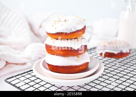 Donuts auf Teller glasiert weiße Schokoladencreme oder Glasur. Stockfoto