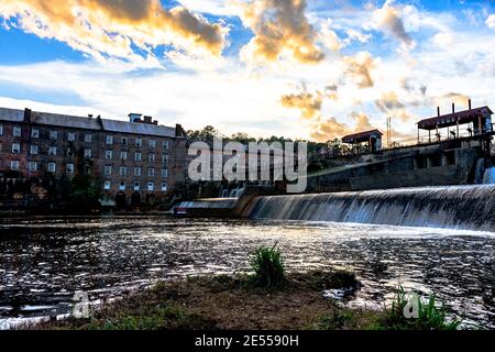 Prattville, Alabama, USA - 26. Dezember 2016: Mill Teichwasserfall und Autauga Creek vor der Continental Eagle Cotton Gin Company Stockfoto