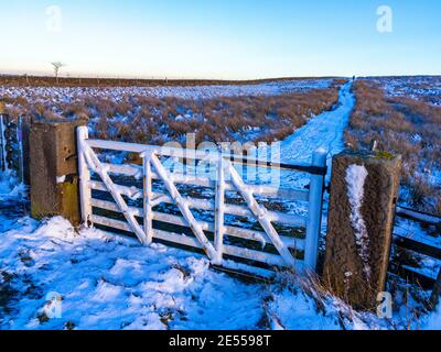 Schnee und Tor auf Trail in der Winterlandschaft auf Totley Moor im Peak District National Park Derbyshire England UK Stockfoto