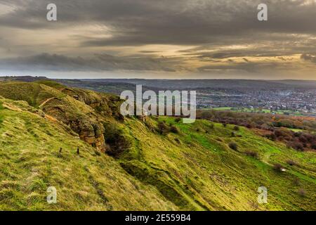 Ein Blick über Cheltenham Spa von Cleeve Hill im Spätherbst, Gloucestershire, England Stockfoto