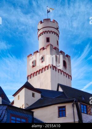 Burgturm mit Zinnen und Flagge Stockfoto