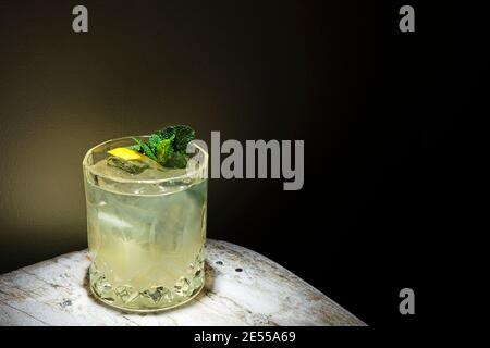 Nahaufnahme Mojito Cocktail, Glas mit Eis Minze und Zitrone, weißer Tisch Stockfoto