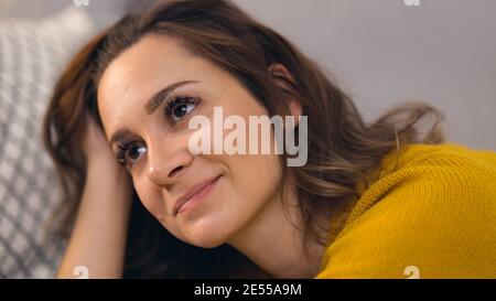 Junge hübsche Frau in Gedanken eingetaucht Stockfoto