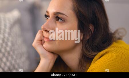 Junge hübsche Frau in Gedanken eingetaucht Stockfoto