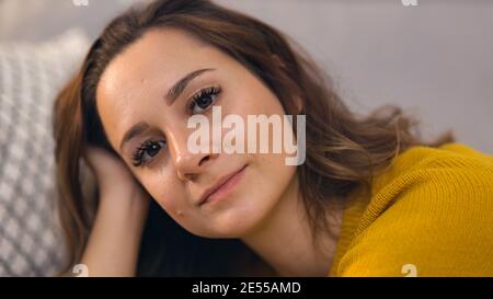 Junge hübsche Frau in Gedanken eingetaucht Stockfoto