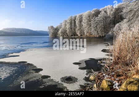 Der Dieksee in Bad Malente-Gremsmühlen, Deutschland, im Winter. Die Eisdecke war noch nicht ganz gefroren. Stockfoto