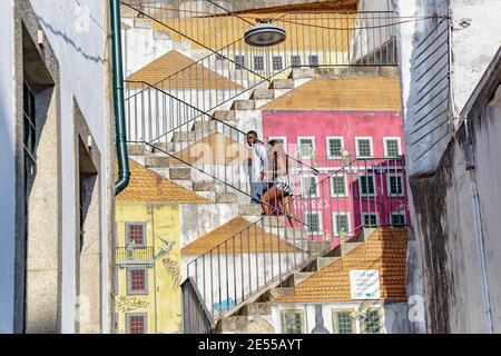 Porto, Portugal - 11. August 2019: Street Art Graffiti Vila Nova de Gaia Porto Portugal. In den letzten Jahren Portos Mauern, Ladenfronten und Abandone Stockfoto