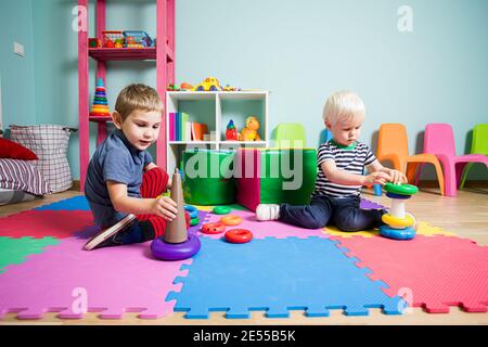 Die kleinen Kinder lernen im Kindergarten verschiedene Fähigkeiten Stockfoto