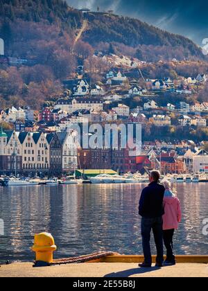 Das ältere Paar bewundert die Aussicht auf Bergen in Norwegen