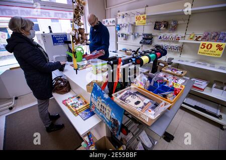 12. November 2020, Mecklenburg-Vorpommern, Wittenburg: Hans-Joachim Deja berät einen Kunden in seinem Spielwarengeschäft vor teilweise leeren Regalen. Seit Oktober 1992 betreibt er seinen Spielwarenladen. Aufgrund rückläufiger Umsätze wird der Shop am 31.12.2020 schließen. Das 120 Quadratmeter große Geschäft hat jetzt einen Freiverkauf und die restlichen Artikel werden zu stark reduzierten Preisen angeboten. Foto: Jens Büttner/dpa-Zentralbild/ZB Stockfoto