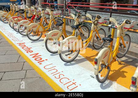 Mailand, Italien - 15. Juni 2019: Vermietung Fahrräder Bike Mi geparkt am Platz in Mailand, Italien. Stockfoto