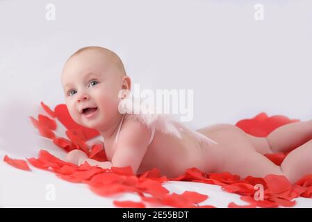 Nettes kleines Baby mit Herz in den Händen. Valentinstag Stockfoto