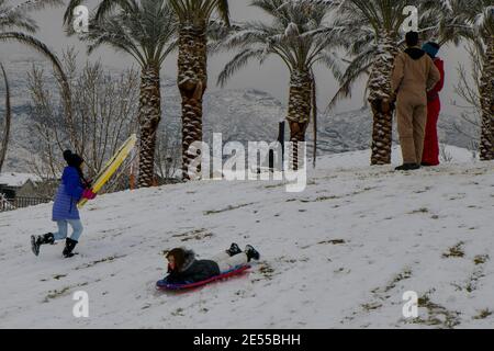 Las Vegas NV, USA. Januar 2021. Ungewöhnlicher Schneefall im Nordwesten von Las Vegas, Nevada am 26. Januar 2021. Kredit: Dee Cee Carter/Media Punch/Alamy Live Nachrichten Stockfoto