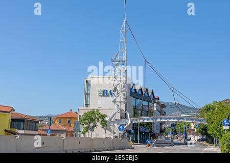 Dogana, San Marino - 16. Juni 2019: Spire Zeichen und Fußgängerbrücke am Eingang in der Republik San Marino. Stockfoto