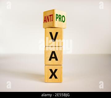 Pro-vax- oder Anti-vax-Symbol. Wurde ein Würfel gedreht, und die Wörter „anti-vax“ wurden in „pro-vax“ geändert. Schöner weißer Hintergrund. Speicherplatz kopieren. Business, medizinische covid-19 p Stockfoto