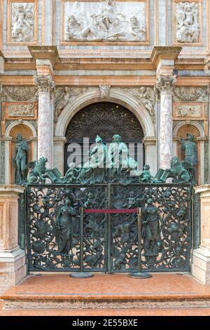 Venedig, Italien - 9. Januar 2017: Geschlossenes Tor am Markusplatz Campanile Glockenturm Touristenattraktion in Venedig, Italien. Stockfoto