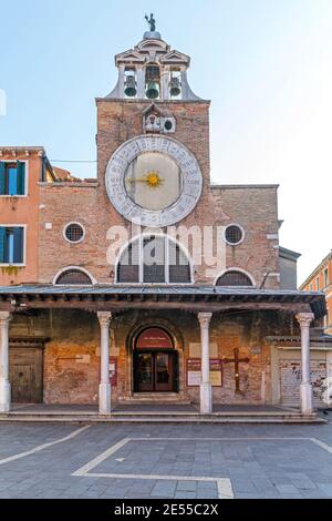 Venedig, Italien - 11. Januar 2017: Kirche San Giacomo di Rialto im Winter in Venedig, Italien. Stockfoto