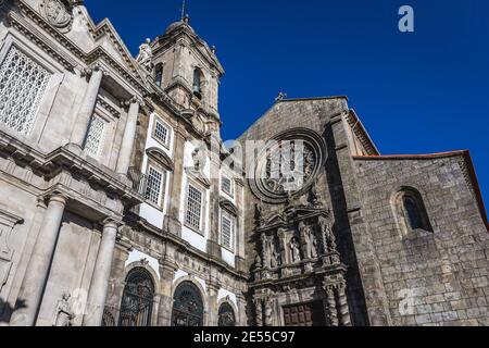 Kirche der ehrwürdigen Dritten Ordens des Heiligen Franziskus (links) und Kirche des Heiligen Franziskus (Igreja de São Francisco) in der Stadt Porto, Portugal Stockfoto