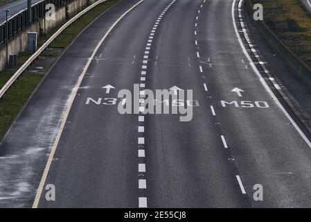 Nahaufnahme der Verkehrsschilder der N31 M50 auf der M50 in Dublin, Irland. Leere Autobahn während der COVID-Beschränkungen der Ebene 5 Stockfoto