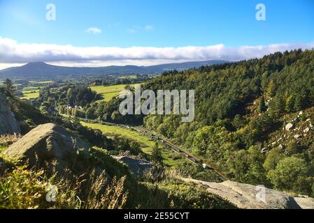 Schöne Aussicht auf die Landschaft mit Bergen Bad in den Wolken an einem schönen knackigen Oktobertag, Co. Wicklow, Irland. Reisen Sie unter COVID Stockfoto